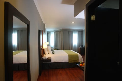 Junior Suite, 1 King Bed, Ensuite | Premium bedding, pillowtop beds, in-room safe, desk