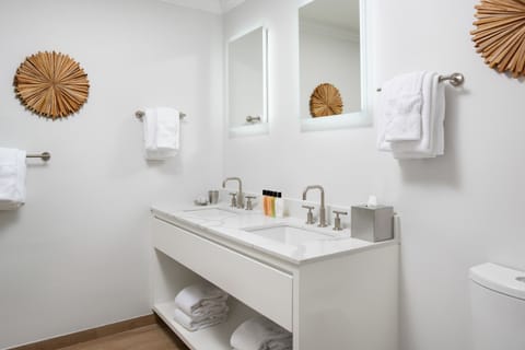 Deluxe Suite, 1 Bedroom, Oceanfront | Bathroom | Hair dryer, towels