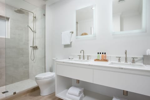 Deluxe Suite, 2 Bedrooms, Oceanfront | Bathroom | Hair dryer, towels