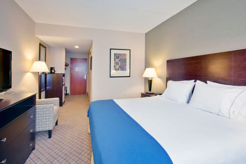 Standard Room, 1 King Bed | 1 bedroom, hypo-allergenic bedding, desk, blackout drapes