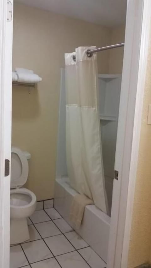 Combined shower/tub, deep soaking tub, free toiletries, hair dryer