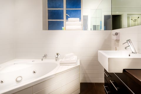 Three Bedroom Apartment | Bathroom | Shower, free toiletries, hair dryer, towels