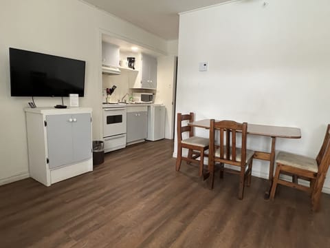 Standard Room, 1 Bedroom, Kitchenette, Courtyard Area (Castledown #19) | Individually decorated, individually furnished, free WiFi, bed sheets