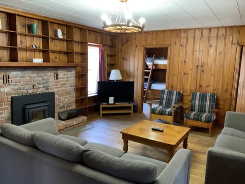 Standard Cottage, 3 Bedrooms, Fireplace, Lake View (Muskoka) | Individually decorated, individually furnished, free WiFi, bed sheets