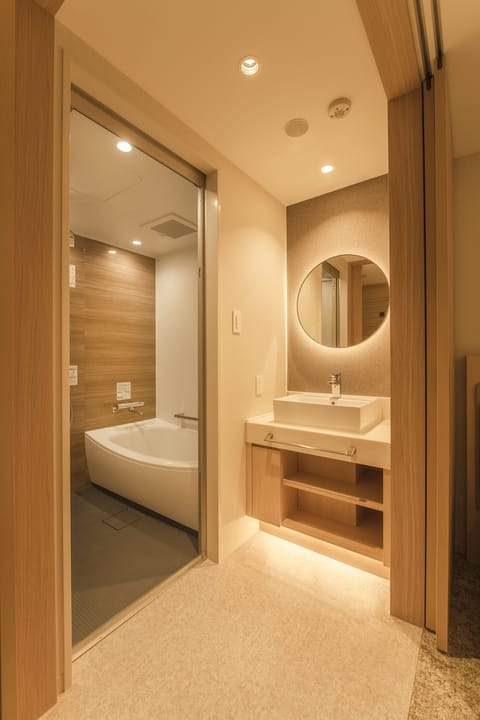 Basic Triple Room | Bathroom | Free toiletries, hair dryer, slippers, bidet