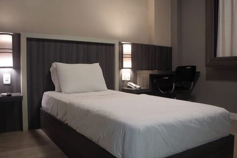 Classic Single Room, 1 Twin Bed | Minibar, in-room safe, desk, free WiFi