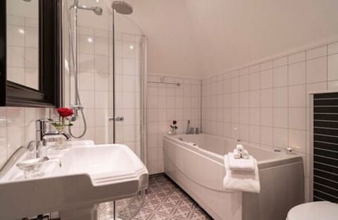 Junior Suite, 1 Double Bed | Bathroom | Hair dryer, towels, soap, toilet paper