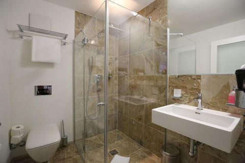 Economy Twin Room | Bathroom | Shower, hair dryer, towels