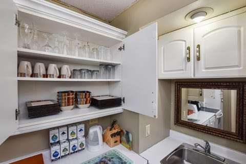 102 : The Garden Suite | Private kitchen | Full-size fridge, microwave, coffee/tea maker, electric kettle