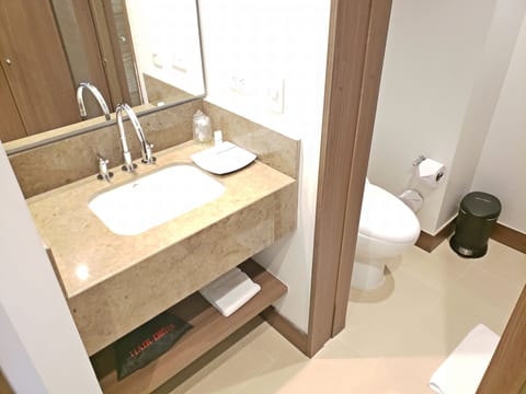 Room, 2 Twin Beds | Bathroom | Rainfall showerhead, designer toiletries, hair dryer, towels