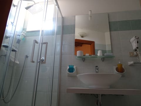 Double Room | Bathroom | Shower, free toiletries, hair dryer, slippers