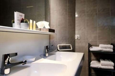 Deluxe Double or Twin Room, Balcony, Mountain View | Bathroom | Combined shower/tub, hair dryer, towels