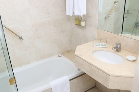 Superior Double Room | Bathroom | Combined shower/tub, deep soaking tub, rainfall showerhead