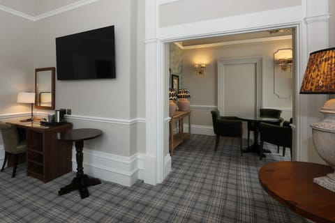 Executive Suite | Individually decorated, individually furnished, desk, laptop workspace