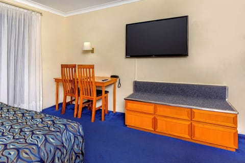 Executive Twin Room, Kitchenette | Premium bedding, Select Comfort beds, minibar, in-room safe