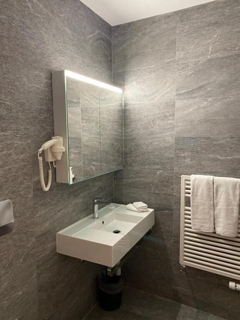 Double Room | Bathroom | Shower, hair dryer, towels