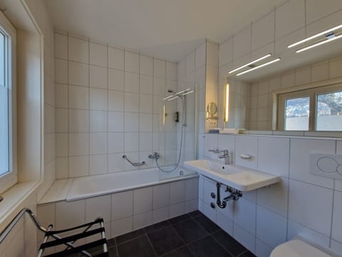 Single economic city side | Bathroom | Combined shower/tub, hair dryer, towels