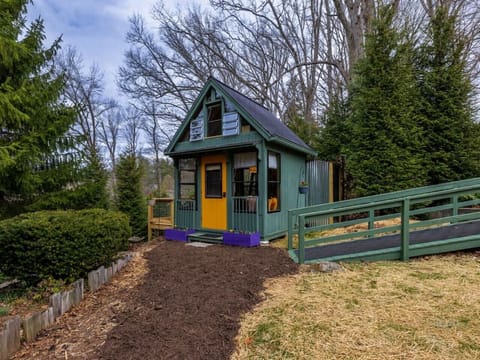 Full view of the cabin.