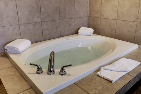 Room, 1 King Bed with Whirlpool, Non Smoking | Jetted tub