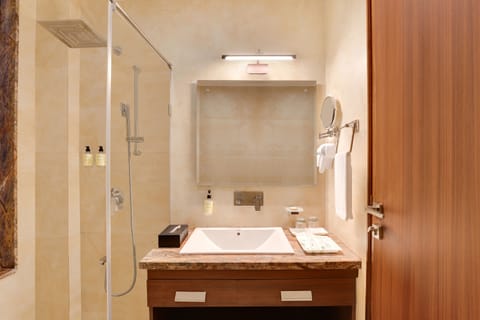 Executive King Room | Bathroom | Shower, hair dryer, bathrobes, slippers