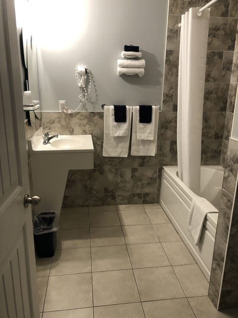 Family Suite, 2 Queen Beds | Bathroom | Combined shower/tub, hair dryer, towels