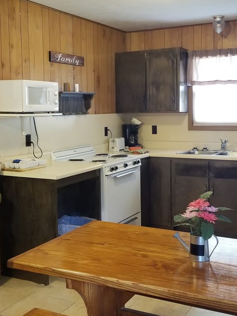 Cottage, 2 Bedrooms, Jetted Tub | Private kitchen | Microwave, coffee/tea maker, toaster, cookware/dishes/utensils