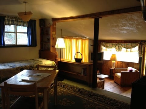 Willow Cottage, 1 Queen Bed, 1 Twin Size Bunkbeds, 1 Full Futon | Living area