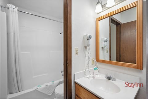 Combined shower/tub, deep soaking tub, free toiletries, hair dryer