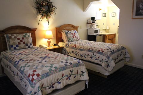 Standard Room, 2 Twin Beds | Iron/ironing board, free WiFi, bed sheets