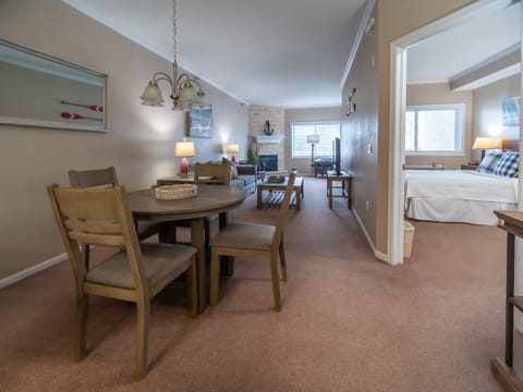 Commodore Suite- One Bedroom  | In-room dining