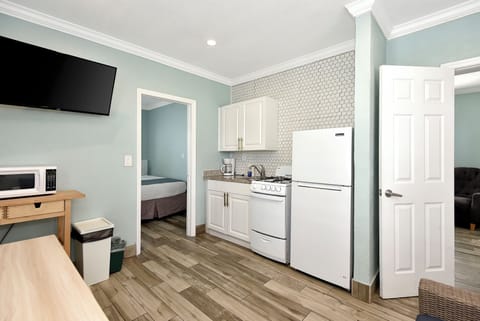 Suite, 2 Bedrooms, Kitchen | Private kitchen | Fridge, microwave, coffee/tea maker, cookware/dishes/utensils