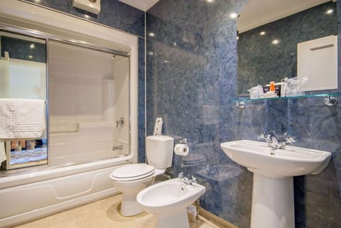 Suite, 1 King Bed, Non Smoking | Bathroom | Shower, rainfall showerhead, designer toiletries, hair dryer