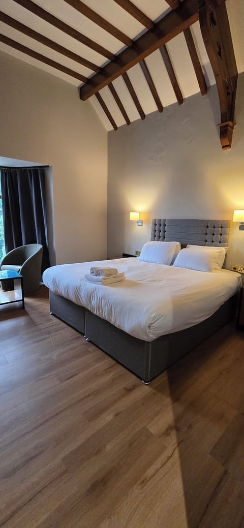 Suite, 1 King Bed, Non Smoking | Individually furnished, desk, soundproofing, free WiFi