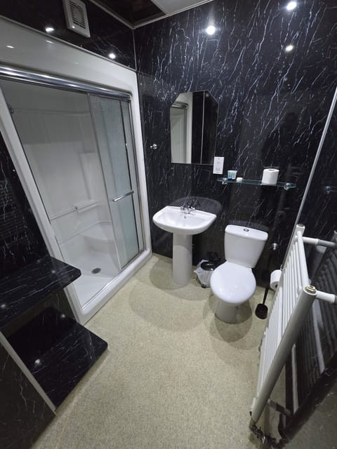 Room, 1 Double Bed, Non Smoking | Bathroom | Shower, rainfall showerhead, designer toiletries, hair dryer