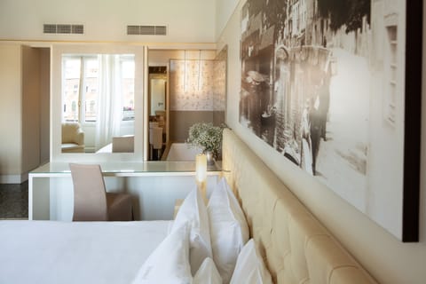 Junior Suite, Canal View | Down comforters, minibar, in-room safe, desk