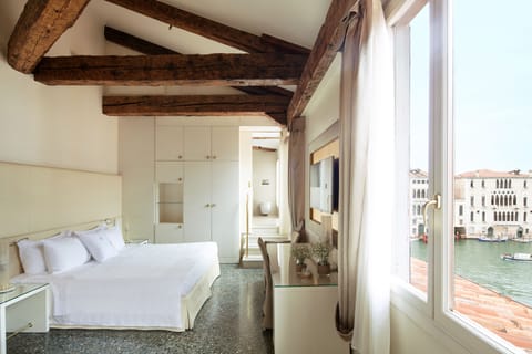 Premium Room (Partial Canal View) | Down comforters, minibar, in-room safe, desk