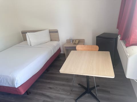 Deluxe Room, 1 Queen Bed | Desk, bed sheets