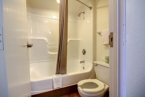 Combined shower/tub, towels