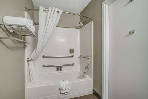 Standard Room, 2 Queen Beds, Accessible, Non Smoking | Accessible bathroom