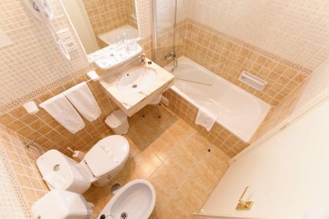 Combined shower/tub, free toiletries, hair dryer, bidet