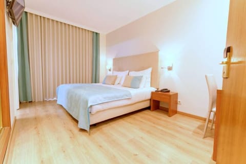 Comfort Double or Twin Room | Desk, blackout drapes, free WiFi, bed sheets