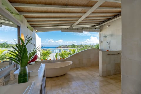 Luxury Villa | Bathroom | Separate tub and shower, hydromassage showerhead, hair dryer, bidet