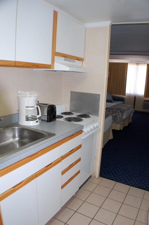 Superior Room, 2 Double Beds, Kitchen | Private kitchen | Fridge, microwave, stovetop, coffee/tea maker