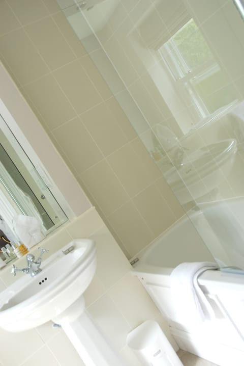 Standard Twin Room | Bathroom | Combined shower/tub, designer toiletries, hair dryer, bathrobes