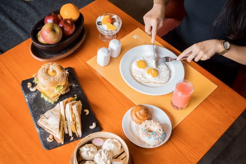 Daily cooked-to-order breakfast (IDR 175000 per person)