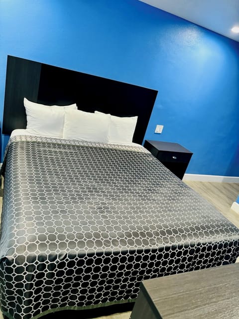 Standard Room, 1 King Bed | Desk, laptop workspace, free WiFi, bed sheets