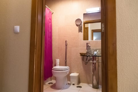 Combined shower/tub, hair dryer, towels