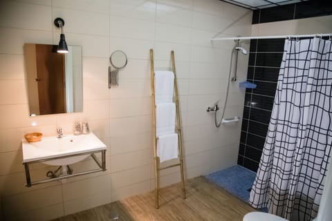 Combined shower/tub, hair dryer, towels