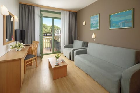 Suite with balcony, Park side | In-room safe, desk, blackout drapes, free cribs/infant beds