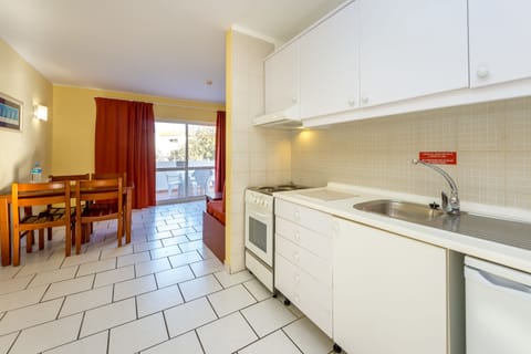 Apartment, 1 Bedroom | Private kitchen | Microwave, stovetop, electric kettle, cookware/dishes/utensils